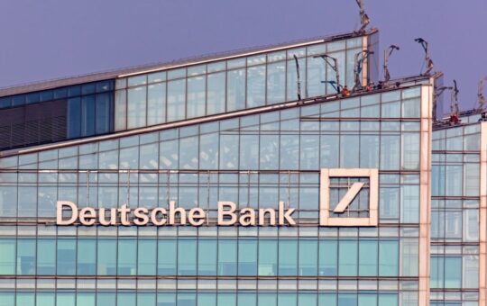 Deutsche Bank Warns of Significant De-Dollarization Risks Among US Allies